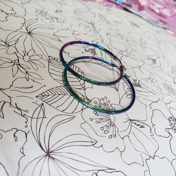 MID sz multicolored hoop earrings - Picture 4 of 7